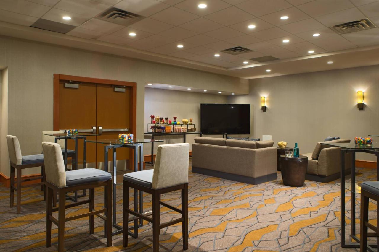 Calgary Marriott Downtown Hotel Экстерьер фото